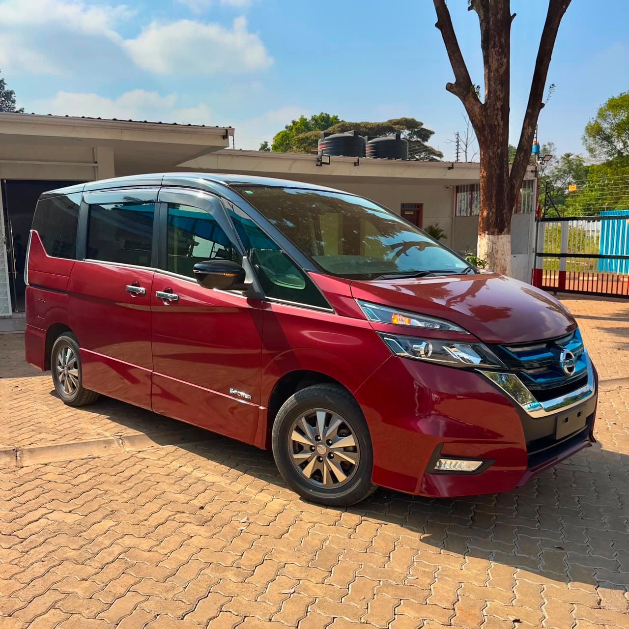 2019 Nissan Serena HighwayStar e-POWER — Red / Black Two-Tone