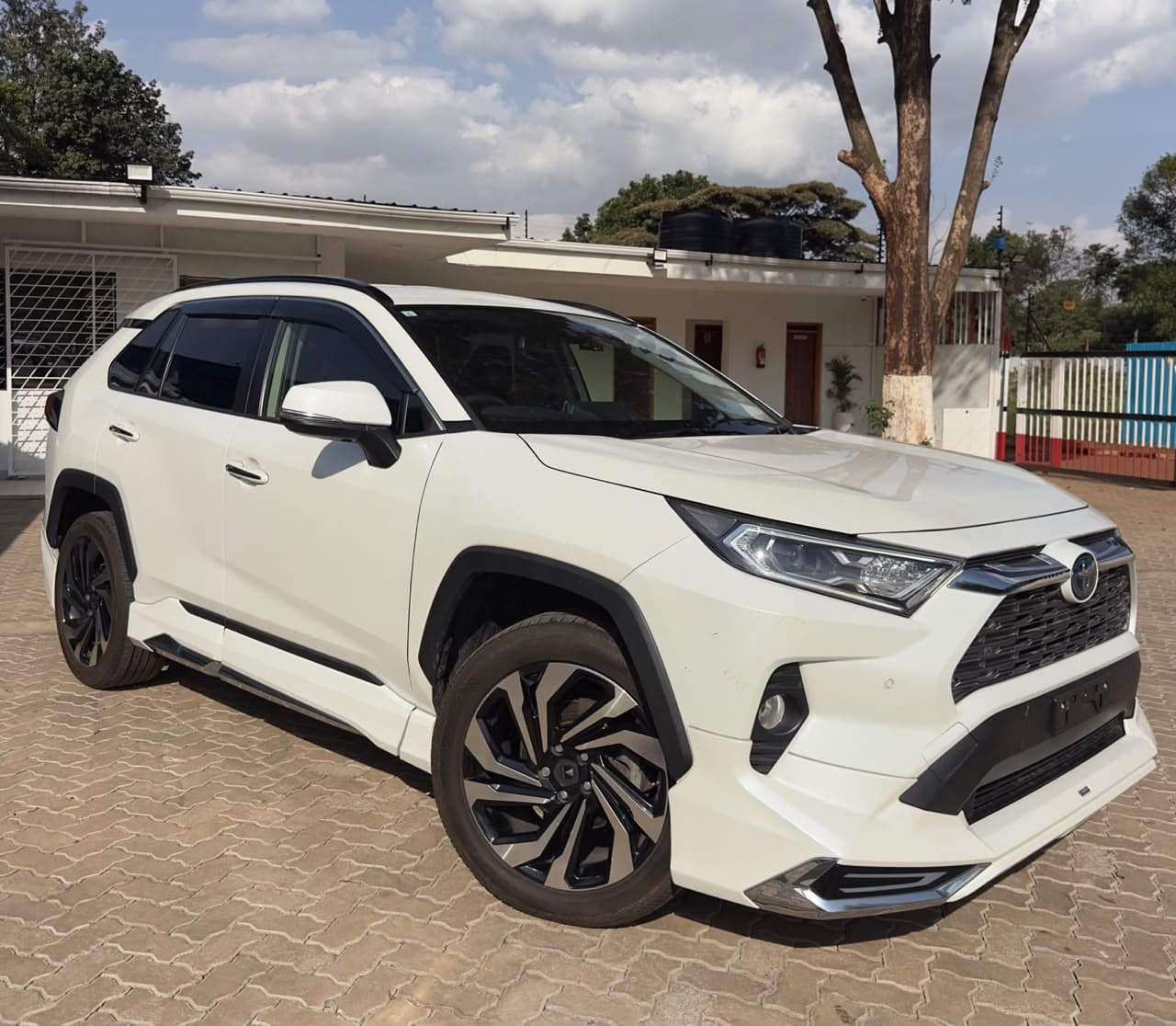 2019 Toyota RAV4 — Pearl White